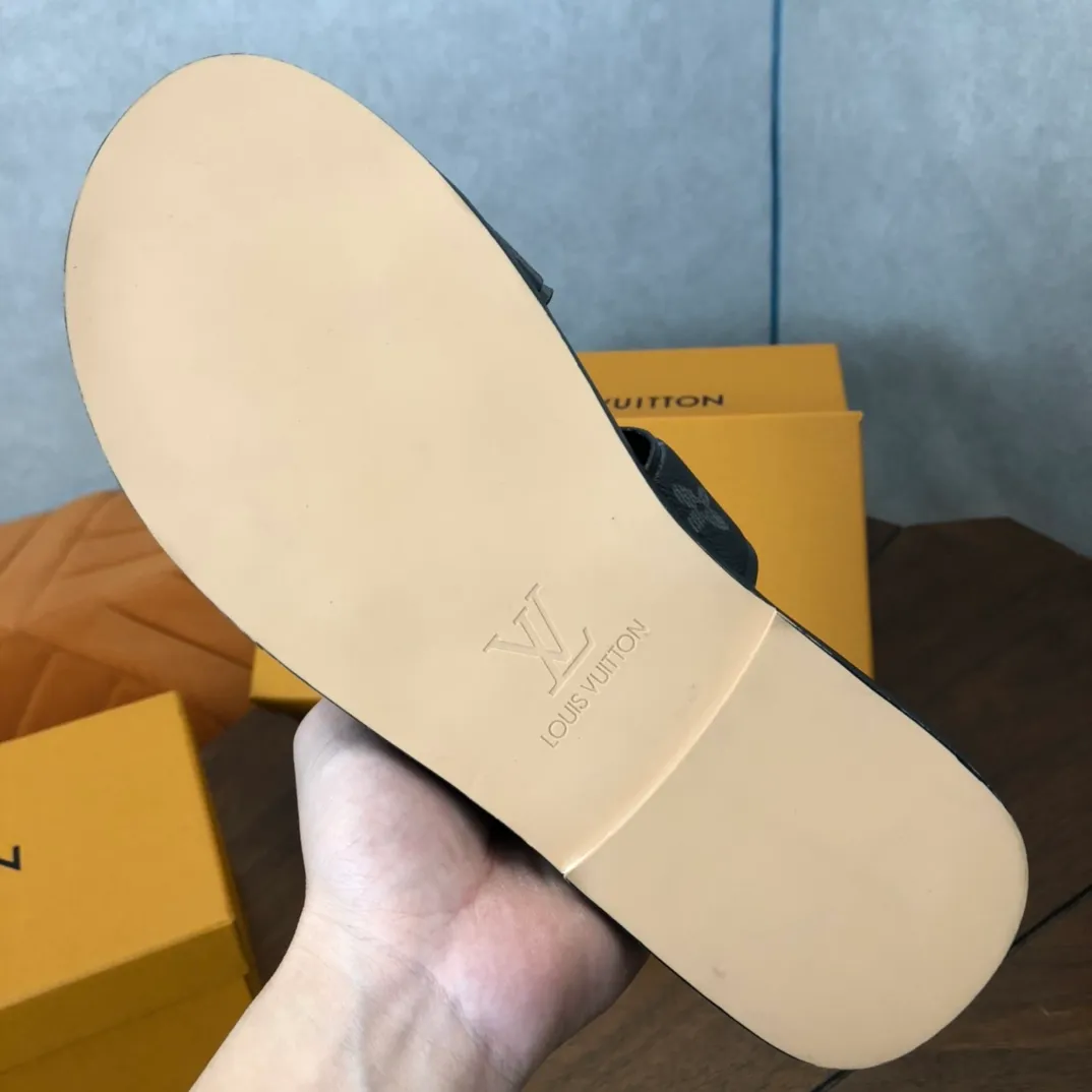 Factory price: 270💰LV counters are selling new brand luxury men's slippers, casual, loose and comfortable. The must-have model in the picture above [Happy][Happy], multiple colors available Size: 38-44, customized 45